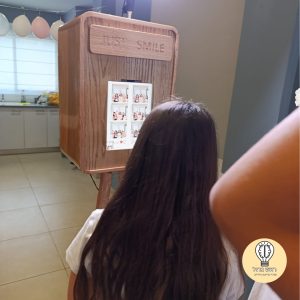 עמדת צילום סלפי משולבת בפעילויות של קייטנה לילדי הארגון